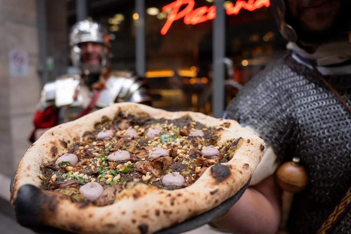 A pizza bemutatójának megadták a módját, római katonák kíséretében kóstolhattuk meg