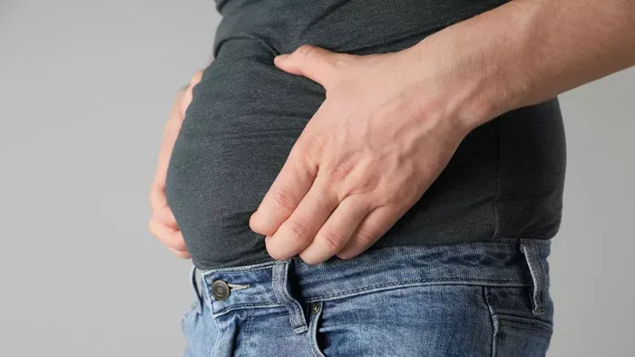 Ez áll a hasi elhízás hátterében, kiderült mi okozza az úszógumit