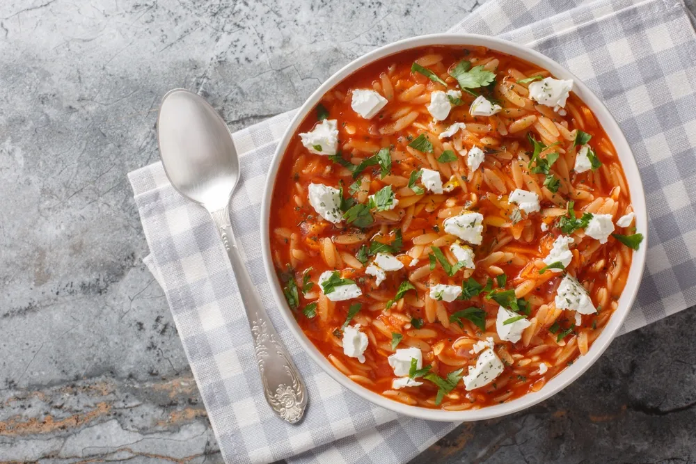 Krémes, paradicsomos, orzo tészta hozzáadásával készült egytálétel - könnyen elkészíthető ebéd vagy vacsora a sietős napokra