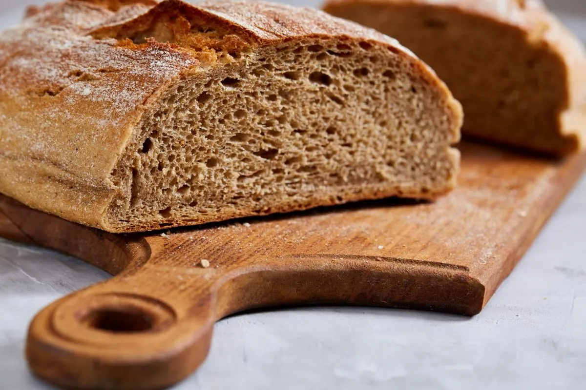 Kovászos kenyér az asztalon