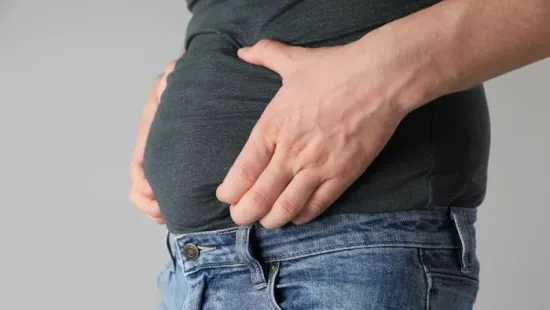 Ez áll a hasi elhízás hátterében, kiderült mi okozza az úszógumit