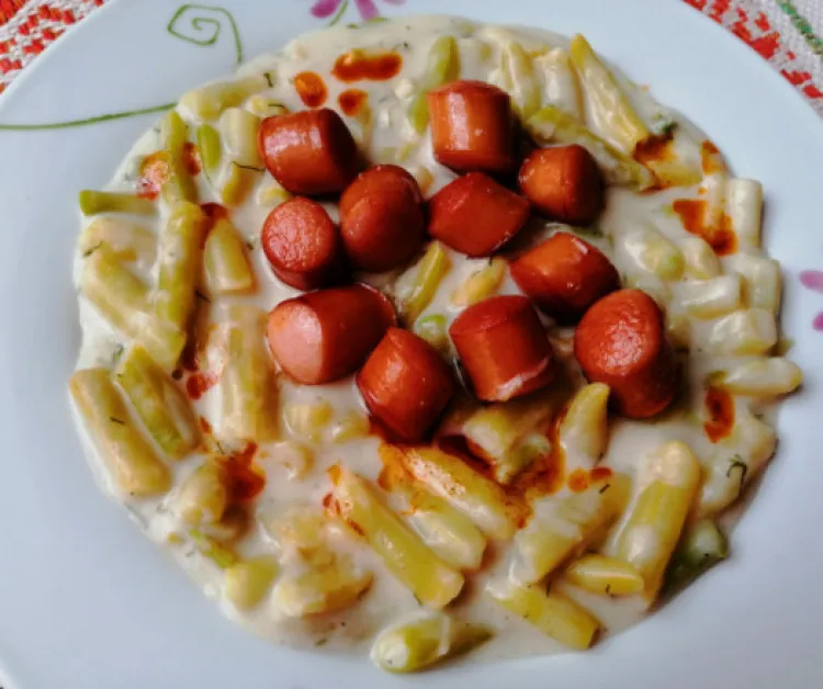 Zöldbabfőzelék sült virslivel