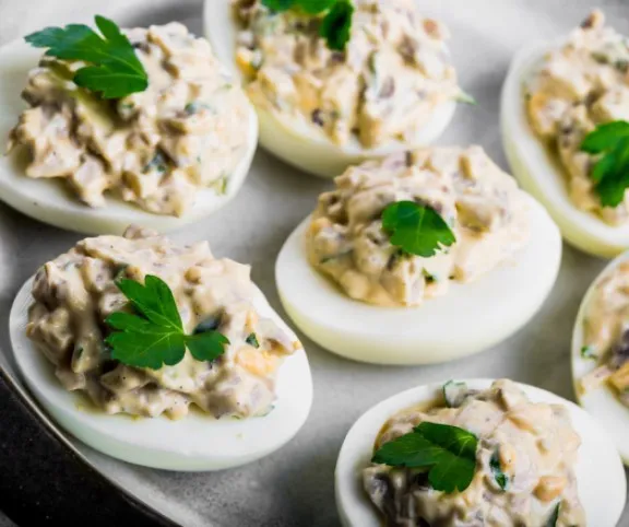 Szardellás-fetás töltött tojás