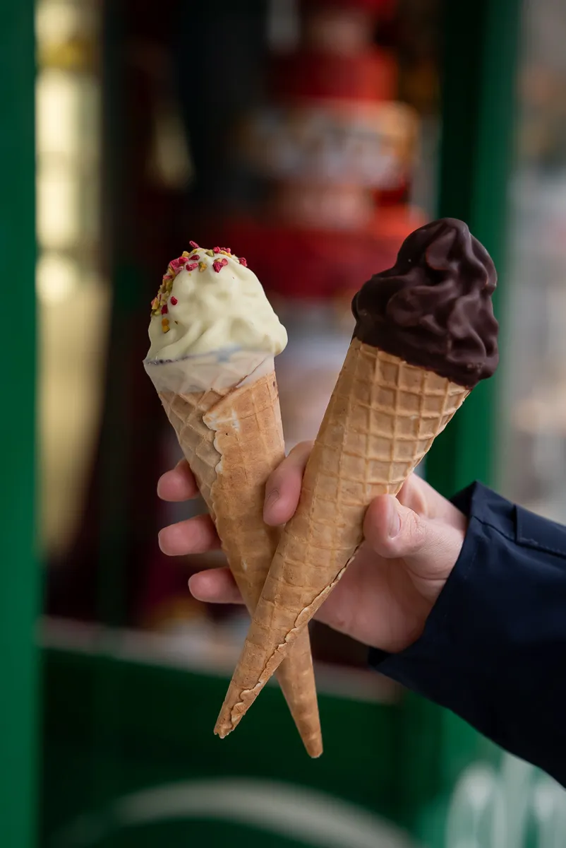 Nemcsak a boltban, hanem cukrászdában is kapható téi fagyi, ráadásul többféle ízben
