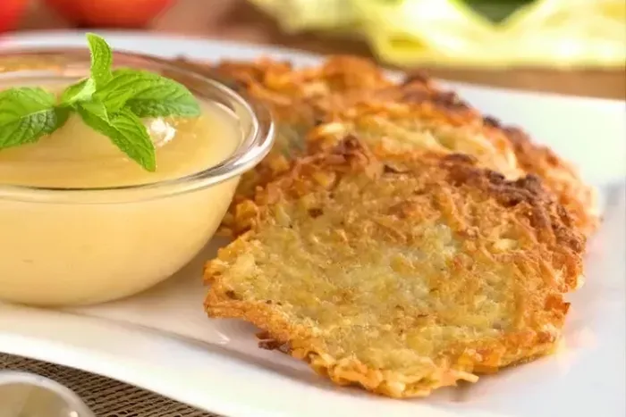 Burgonyalepény almaszósszal