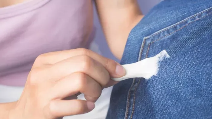 Rágógumi a hajban és a ruhán: ezzel a trükkel megszabadulhatsz tőle