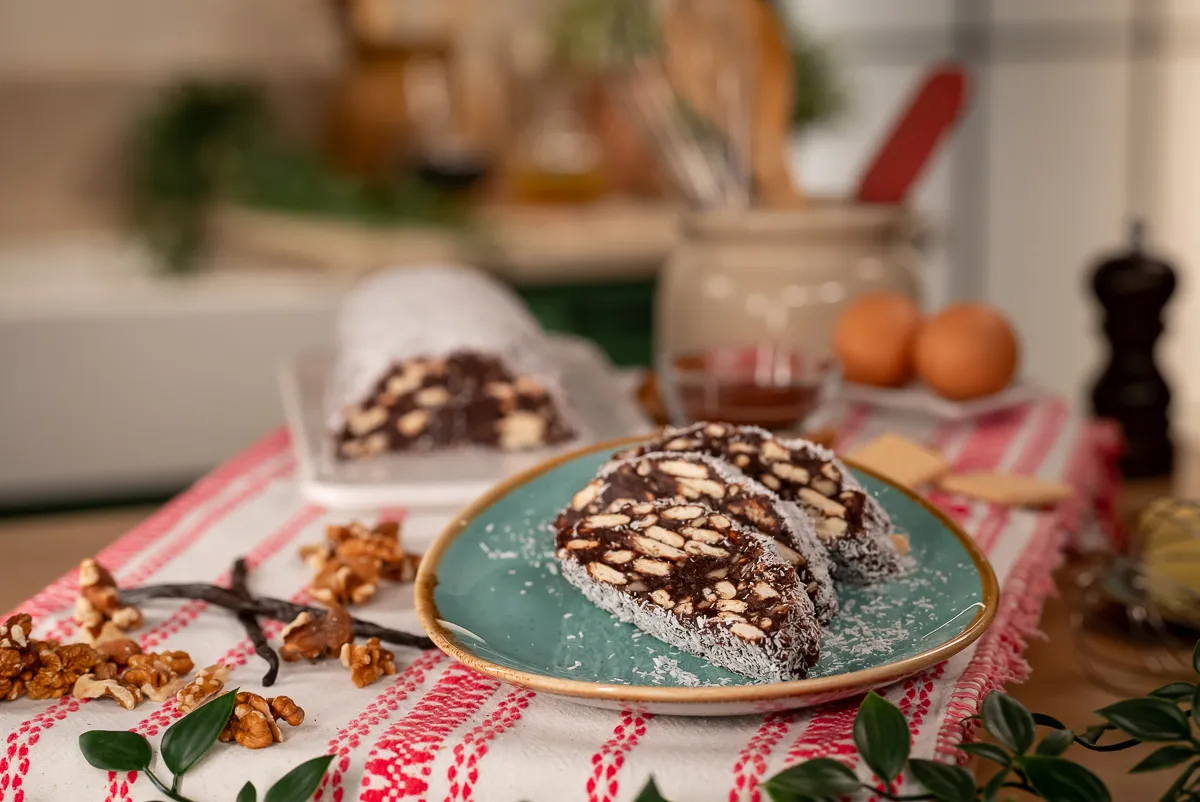 Eredeti kekszszalámi: egy tányéron két szelet kekszszalámi