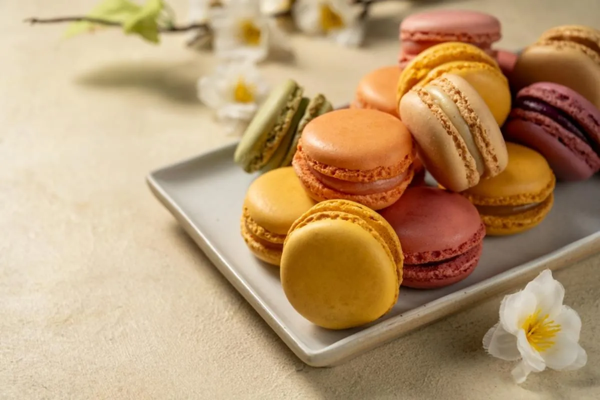 Macaron: színes macaronok egy tányéron