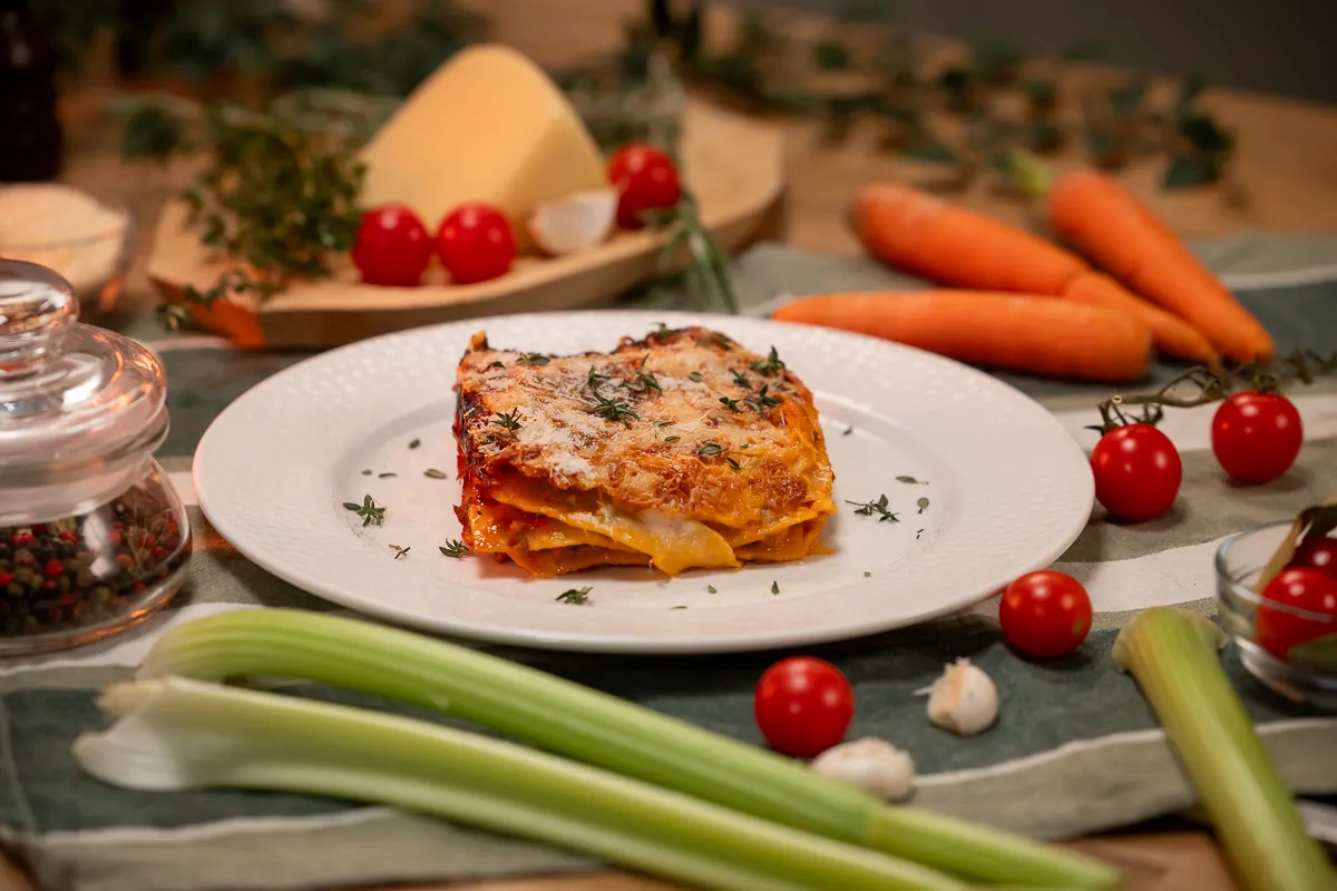 Egyszerű lasagne egy tányéron egy adag a népszerű tésztaételből