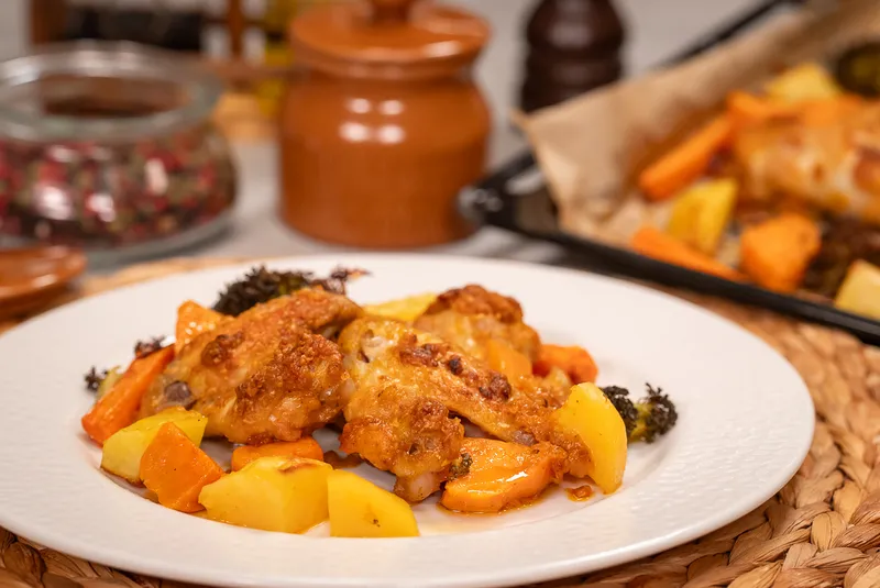 Parmezános sült csirkeszárny zöldségkörettel