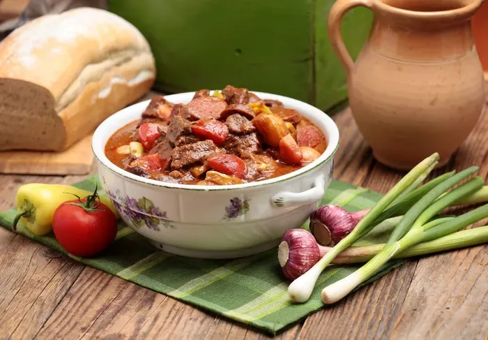 Vörösboros marhagulyás