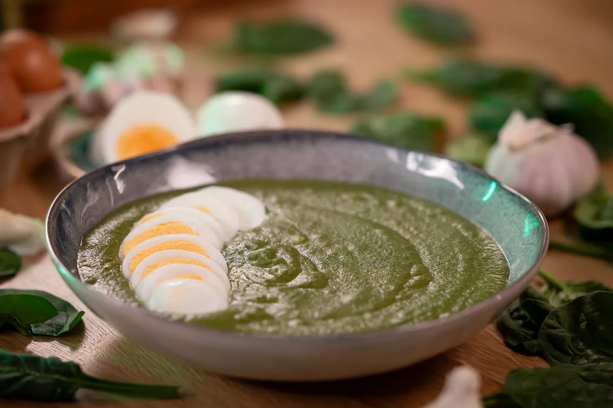 A legfinomabb spenótfőzelék: egy tányér spenótfőzelék főtt tojáskarikákkal