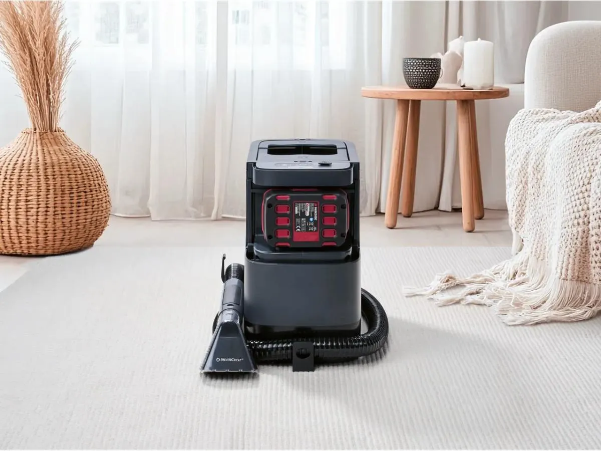 Akkus kárpit- és szőnyegtisztító gép egy szoba közepén