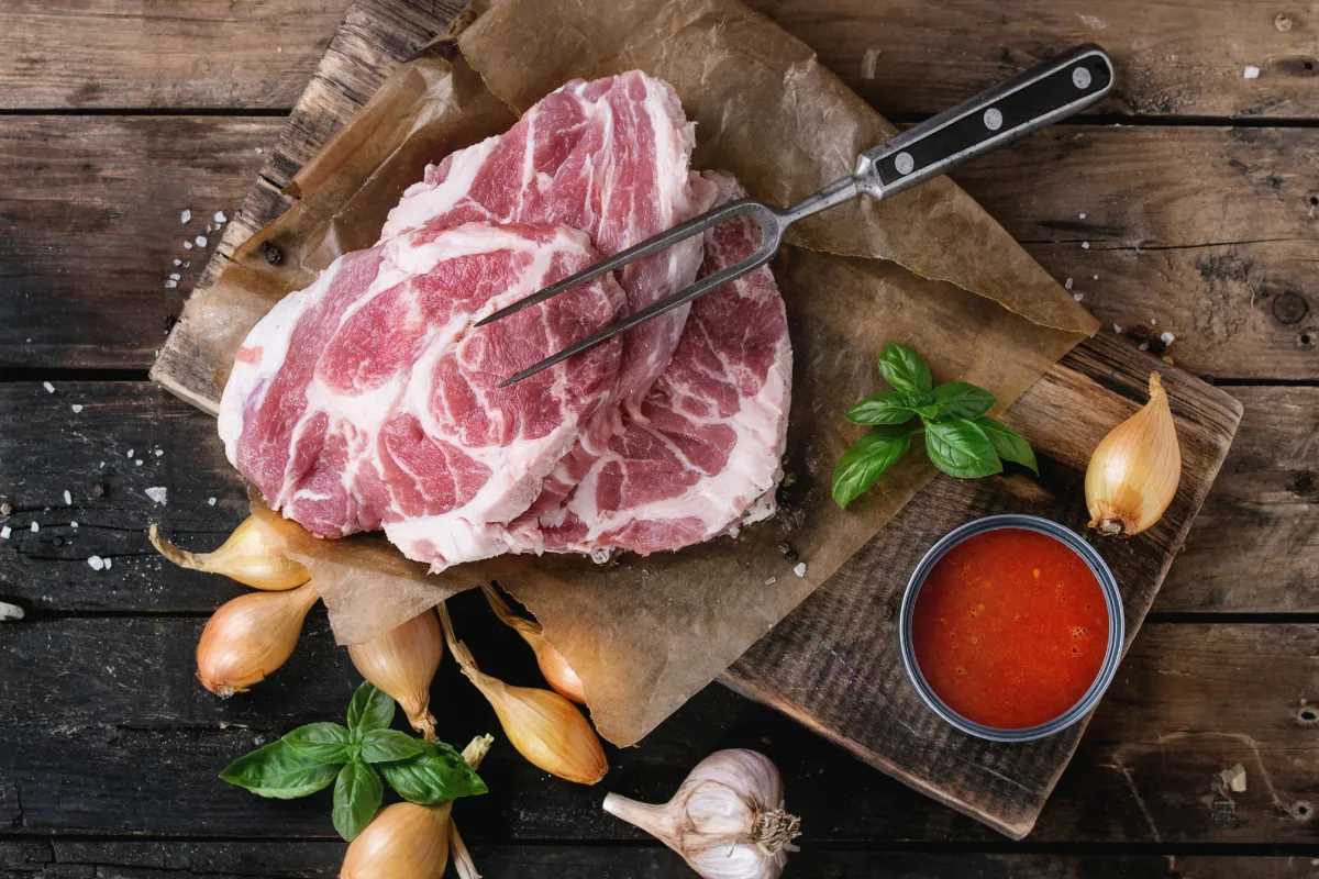 A vörös húsok, így a sertéshús is, komplex tápanyagforrást jelentenek