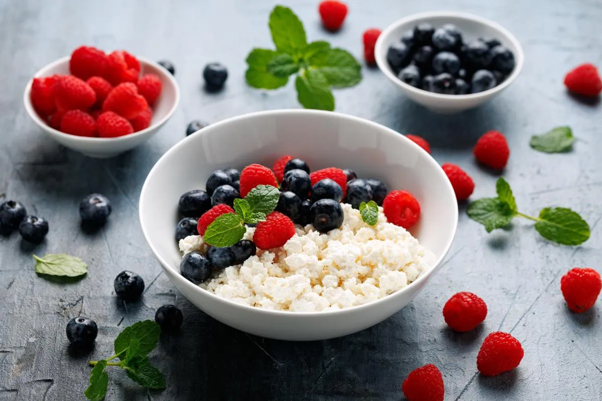 Egy a reggeli ötletek közül: túró friss bogyós gyümölcsökkel