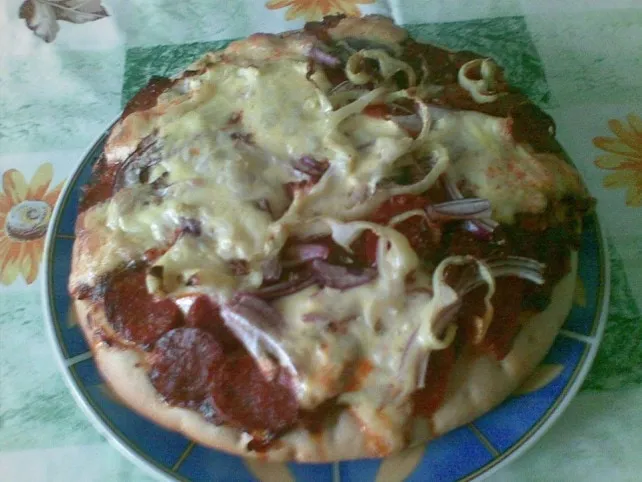 Magyaros pizza hagymával és kolbásszal