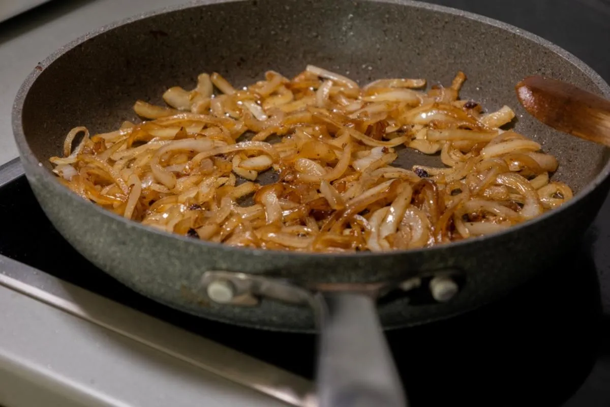 A jó zöldségleves alapja: karamellizált hagyma 