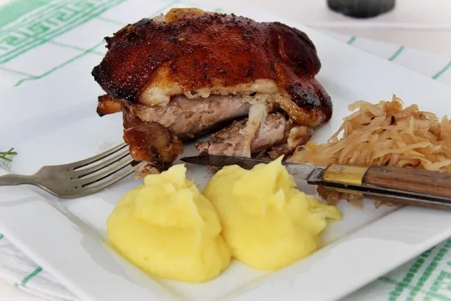 Almaágyon sült csülök