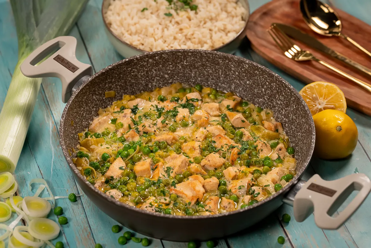 Zöldborsós, póréhagymás csirkeragu serpenyőben