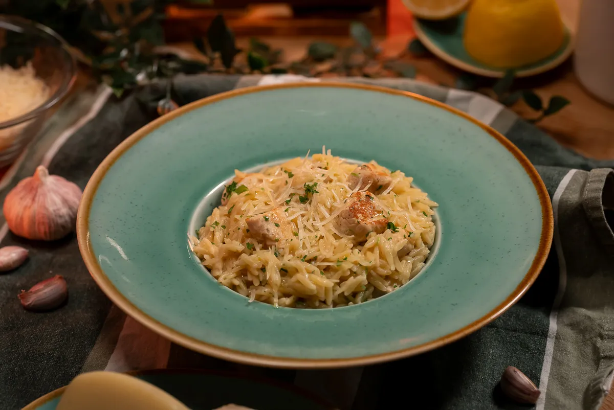 Orzo tészta fokhagymával és csirkével, garantáltan az új kedvenc ételünk lesz