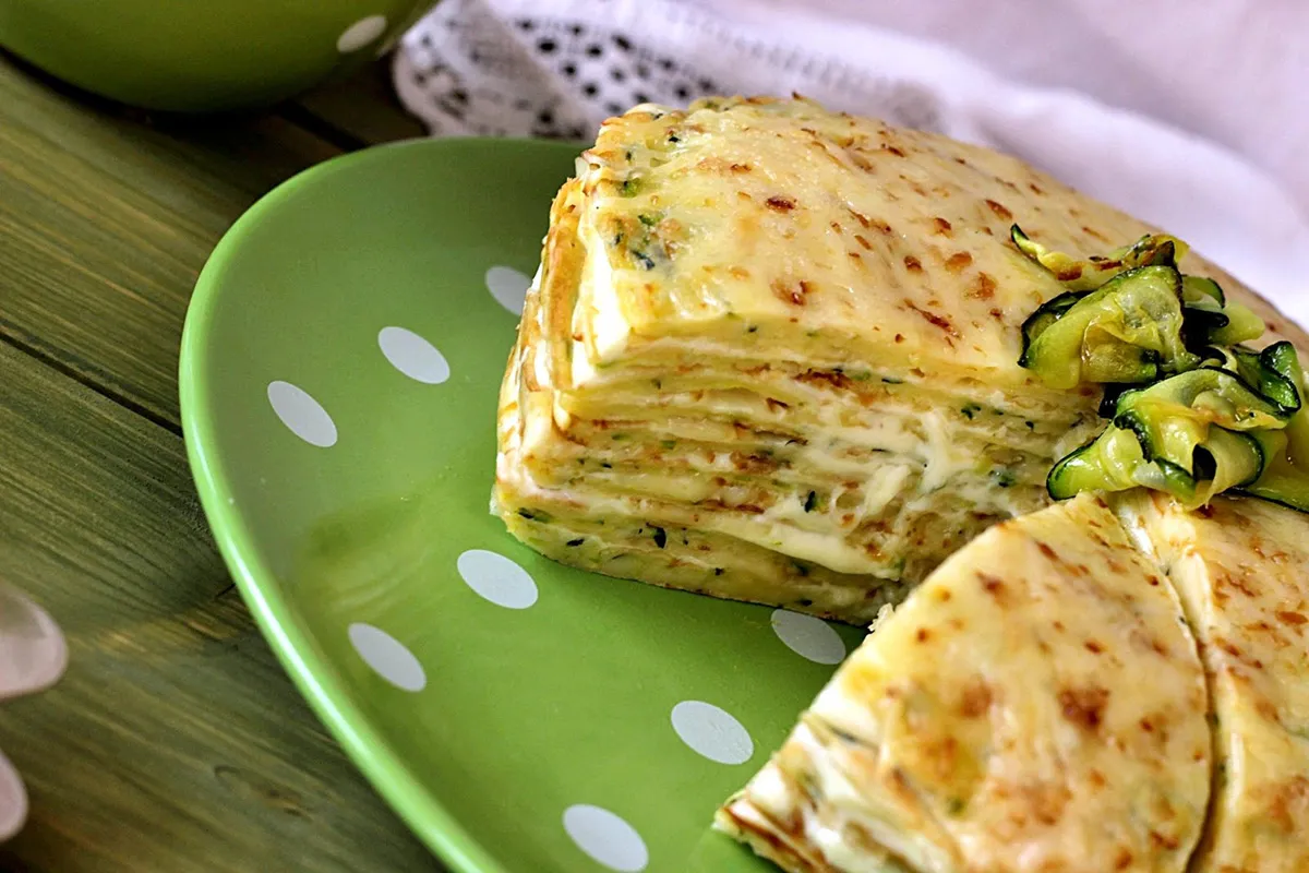 Cukkinis-sajtkrémes rakott palacsinta recept 