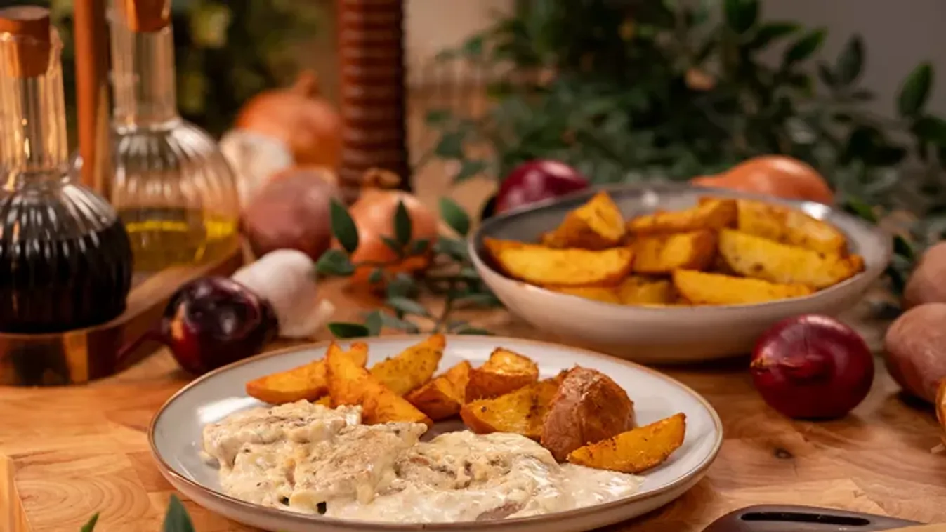 Sertésszűz fokhagymás mártással, tepsiben sült burgonyával  recept