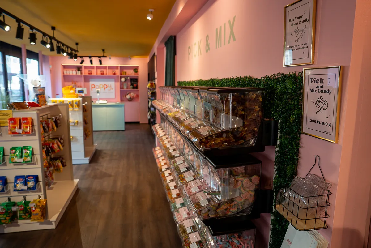 Két fal is tele van édességekkel a Poppyban