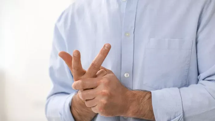 Te is ropogtatod az ujjaidat? Most kiderül, hogy ártalmas-e ez a fura szokás