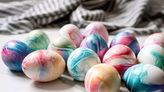 Húsvéti őrület: borotvahabbal készülnek a legszebb márványos tojások