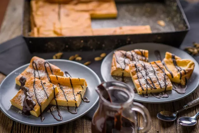 Tejfölös pite csokoládémártással