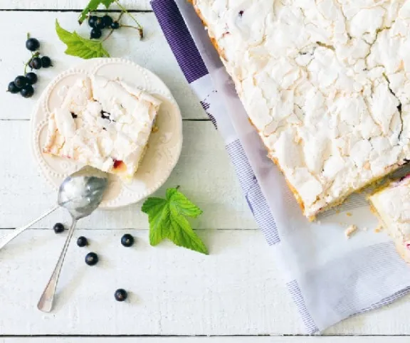 Ribizlis szelet habsipka alatt 