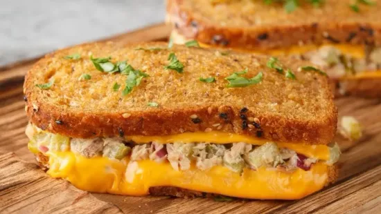 Kipróbáltuk a Heated Rivalry ikonikus tonhalas melegszendvicsét, és leesett az állunk