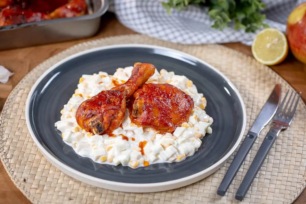 Ketchupos csirkecomb almás-sajtos kukoricasalátával