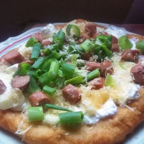 Házi, sajtos-tejfölös lángos