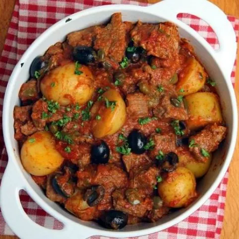 Marhahúsragu olajbogyóval