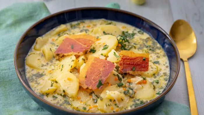 Tormás burgonyaleves ropogós sonkával