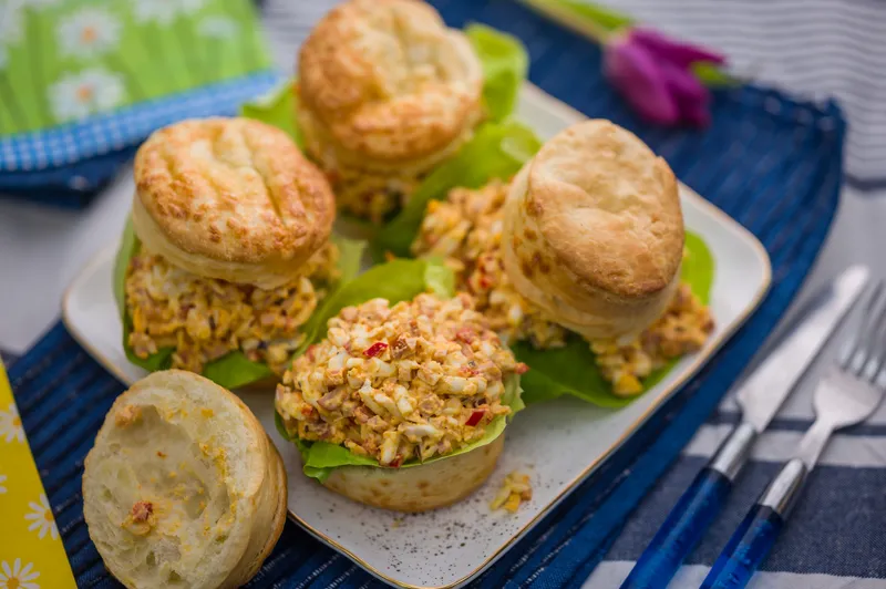 Sajtos pogácsa sonkás tojássalátával