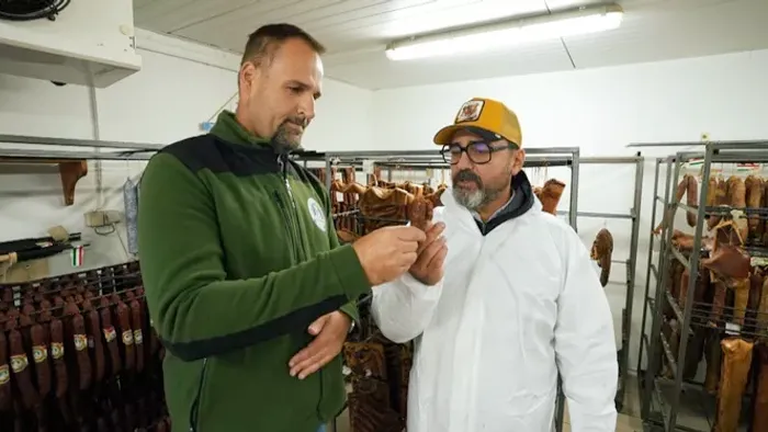 Gianni és Miki megnézték, hogyan készül a legjobb mangalica kolbász