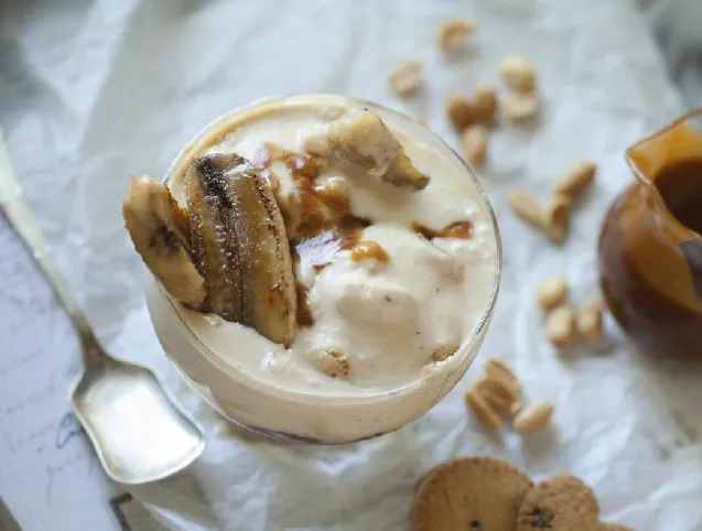 &nbsp;Földimogyorós fagyi sült banánnal