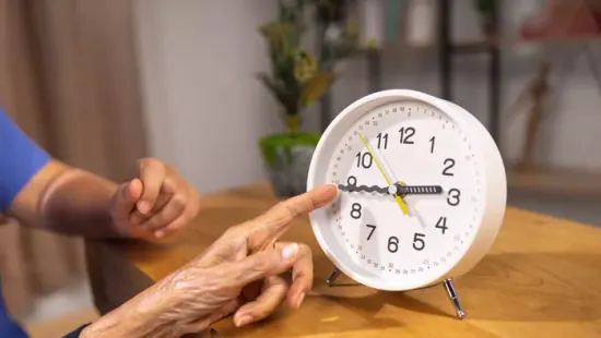Figyelmeztetnek a szakértők: így zavarja meg az óraátállítás a demenciával élőket
