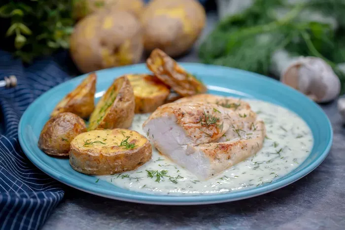 Sült csirkemell kapormártással, tepsis újburgonyával