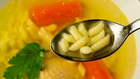 Ez az apróság adja meg a húsleves gyönyörű, aranyló színét