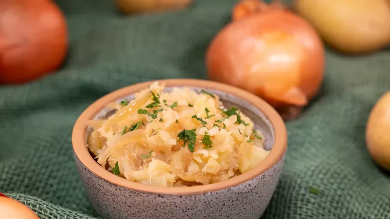 A legegyszerűbb köret, amit sült húsok mellé készíthetsz: hagymás tört burgonya