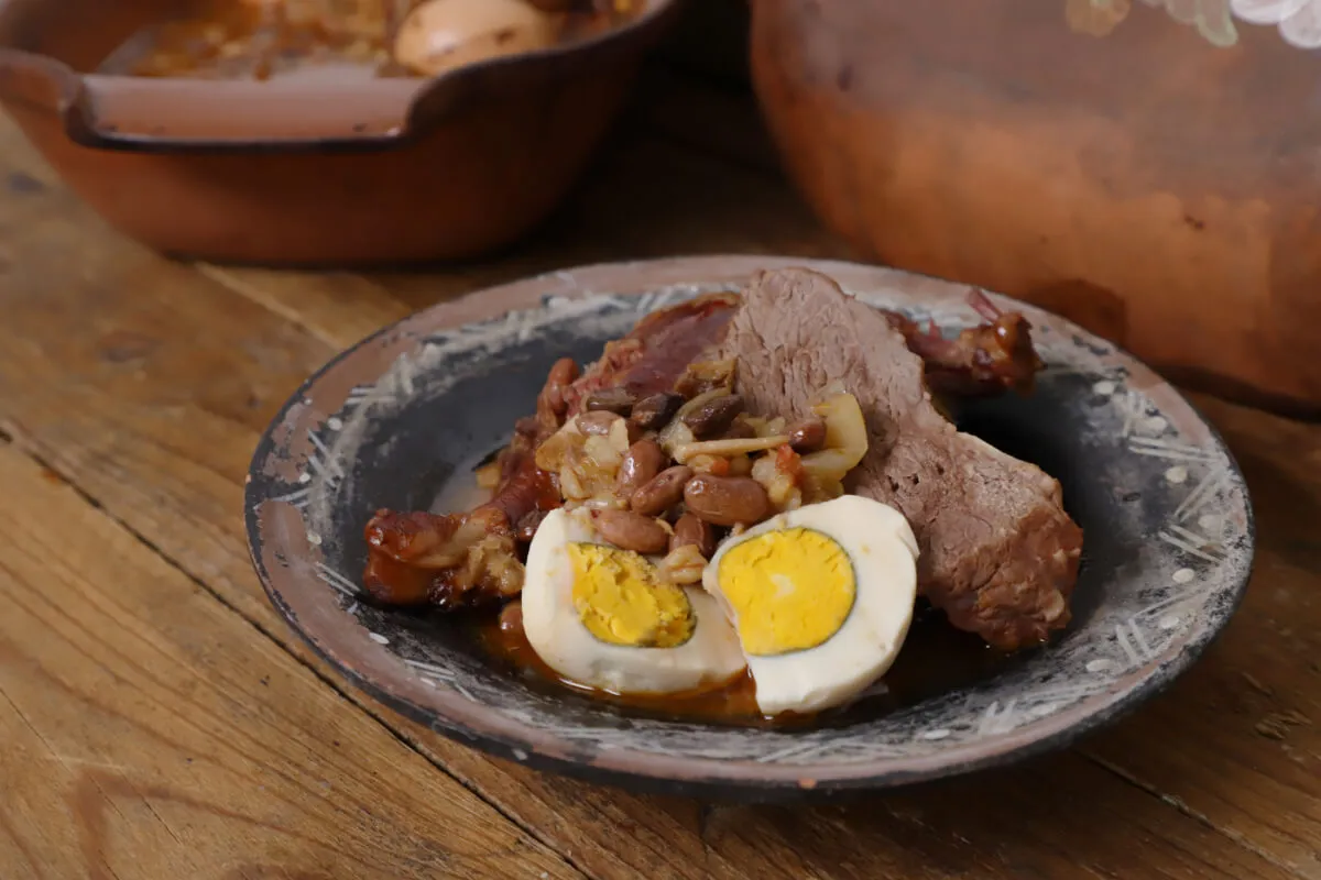 sólet tojással és libacombbal tálalva