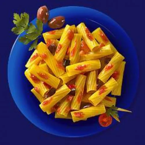 Tortiglioni zöldségekkel, olívabogyóval és füstölt szalonnával