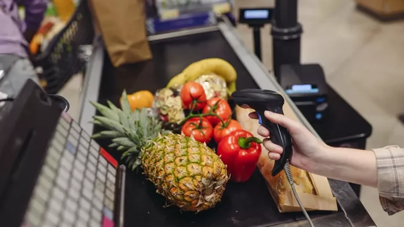 Ezt a trükköt kevesen ismerik a pénztárnál: ezért tegyük a gyümölcsöt a szalag végére
