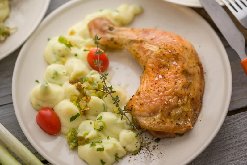 Sült csirkecomb újhagymás burgonyapürével