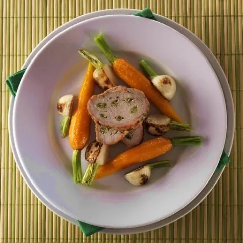 Zöldbabbal tűzdelt fokhagymás sertéskaraj vajon sült karottával és vajretekkel
