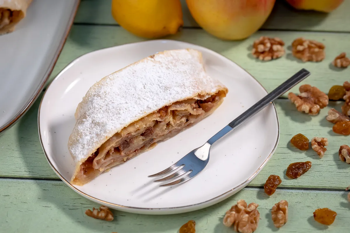 Apfelstrudel, az osztrák almás húzott rétes recept /Fotó: Mindmegette