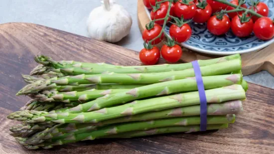 Így nem kell kidobnod a felét: ez a legjobb módszer a zöld spárga megtisztítására
